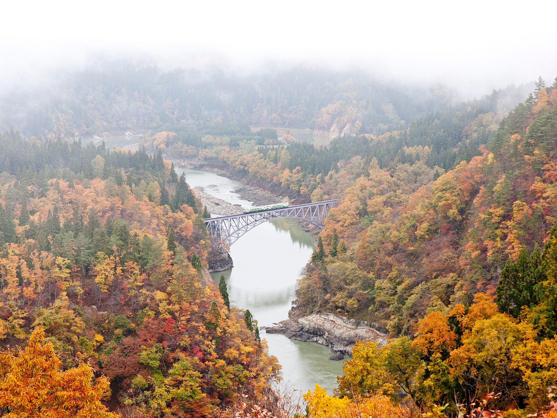 朝霧が紅葉の谷を流れる第一只見川橋梁の展望
